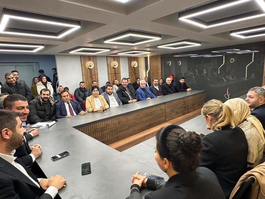 Başkanımız Sn. Av. Orhan Çelik’in başkanlığında; İl Başkan Yardımcımız Sn.Murat Yetkin Varan ve İlçe Koordinatörümüz Sn.Ali Demir’in katılımlarıyla AK Parti Karaköprü İlçe Teşkilatı Ocak Ayı Danışma Meclisi Toplantısını gerçekleştirdik.
Üç kademe teşkilatımızın yoğun katılımıyla,