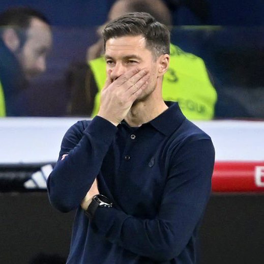 SeputarMadrid's tweet photo. 🚨 JUST IN: Ruang ganti Real Madrid terbagi menjadi dua pada masa kepelatihan Xabi Alonso. Pemain yang mendukung Xabi antara lain Mbappé, Tchouaméni, Arda Güler, Ceballos, dan Asencio. Sementara yang tidak mendukung termasuk Vini Jr., Bellingham, dan Fede Valverde.

Xabi menilai pemecatannya tidak benar dan tidak adil, dan percaya keputusan itu dipengaruhi oleh kekuatan ‘Galactico’. Sumber dekat Xabi menyoroti kesulitan ekstrem melatih pemain dengan ego besar. 

Sumber lain menambahkan bahwa Real Madrid tidak memiliki tim yang berminat berlatih. Salah satu pemain kepada The Athletic menegaskan, “Jelas ini bukan masalah kepelatihan.”

Metode baru dan modern yang dibawa Xabi dan stafnya tidak diterima sebagian pemain senior Madrid. Mereka meminta peningkatan pressing, lebih banyak pekerjaan taktik, dan disiplin lebih ketat. 

Menjelang pertandingan melawan Olympiacos, Xabi berusaha mempererat hubungan tim, salah satunya dengan mengurangi jumlah analisis video yang harus diikuti pemain. @MarioCortegana & @GuillermoRai_, @TheAthleticFC