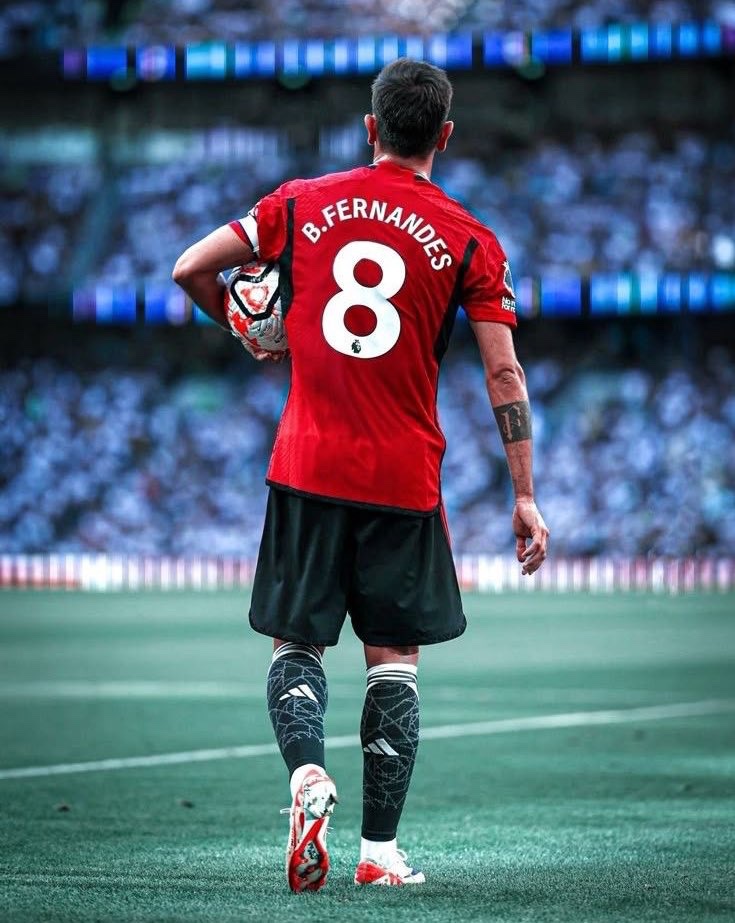 SimplyUtd's tweet image. Let it be known to all that you held and continued to fight for this club even in it’s dark days. 

One of the very few who gave his all for Manchester United. You’d always have a special place in our hearts. 

Bruno. Captain Fantastic. Magician. LEGEND! ❤️🥺
