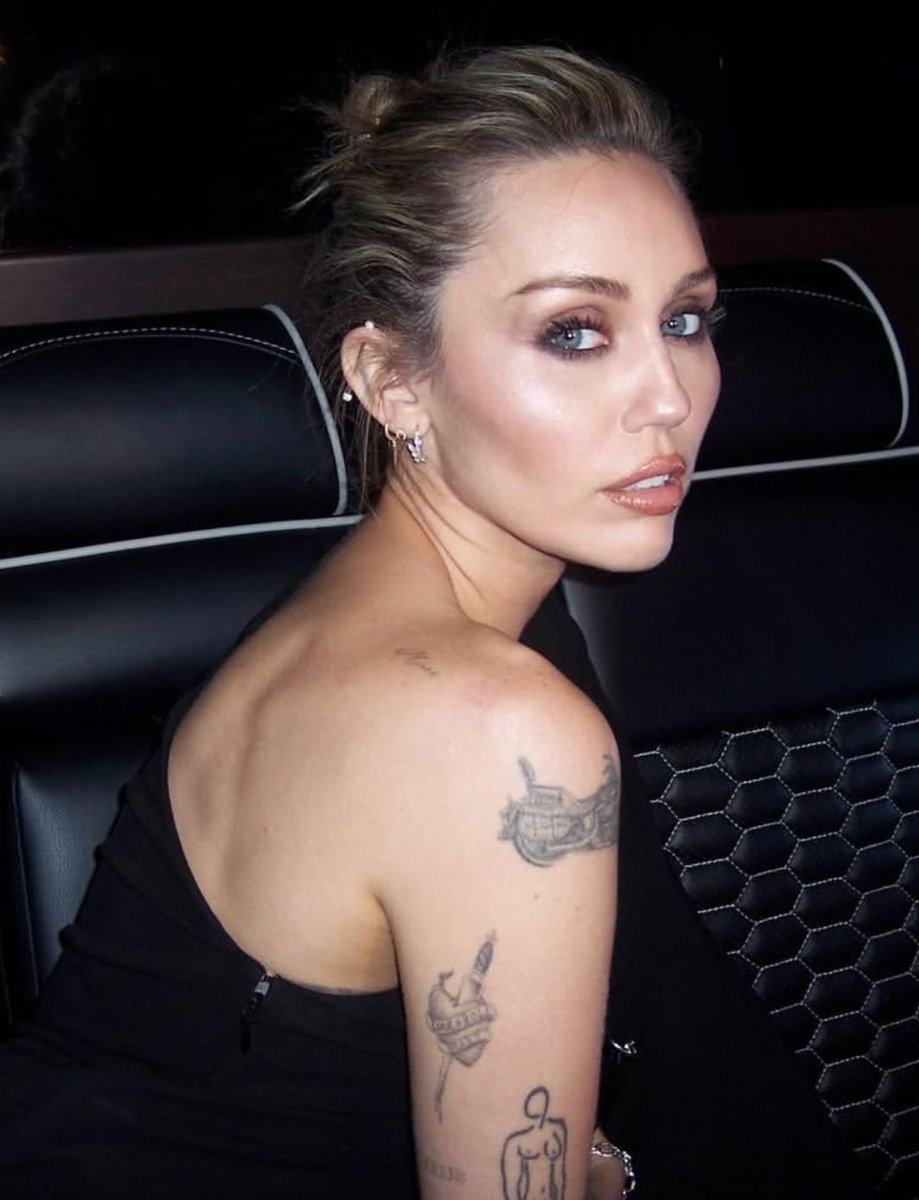 MileyCyrusBz's tweet image. MILEY CYRUS OH MY GOD!?!