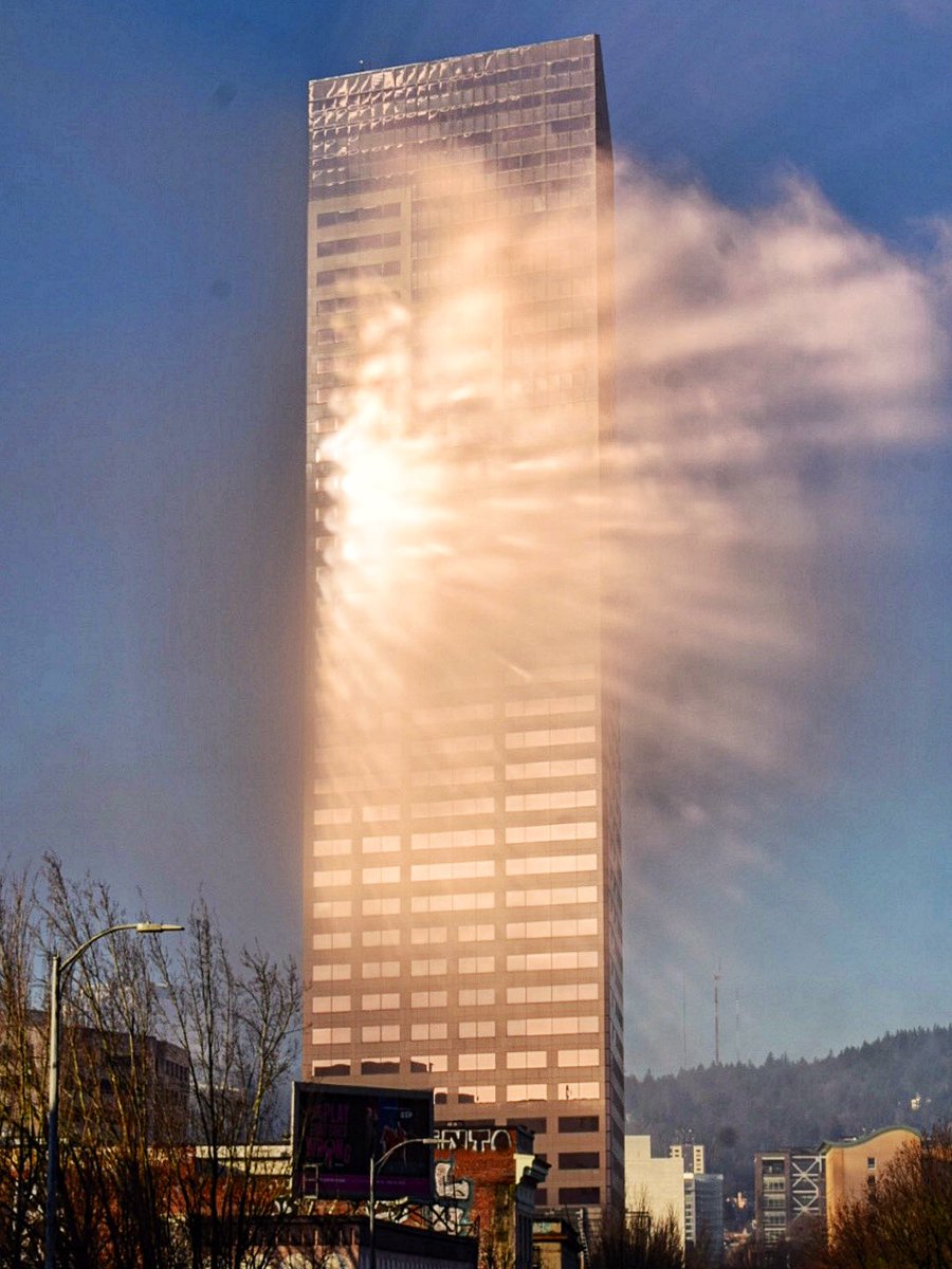 MikeKATU's tweet image. COOL FOG… an awesome reflection of sunlight off the glass windows of the ‘Big Pink’ building in downtown #Portland this morning, lighting up fog surrounding the building.  This happens a few times a year during our foggy months just after sunrise #LiveOnK2 #fog #foggy…