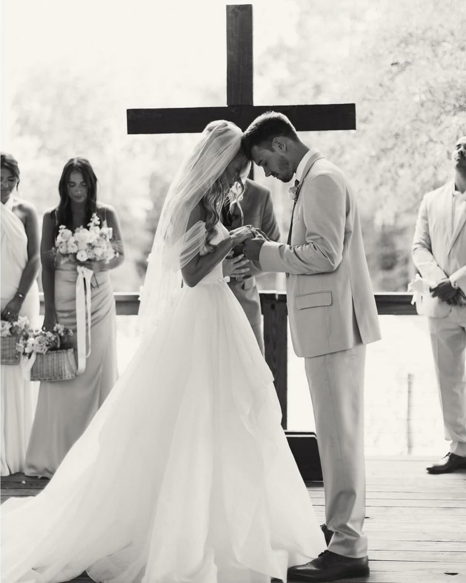 naturallyneve's tweet image. They really convinced us that porn, casual sex, and living in cities was better than this.