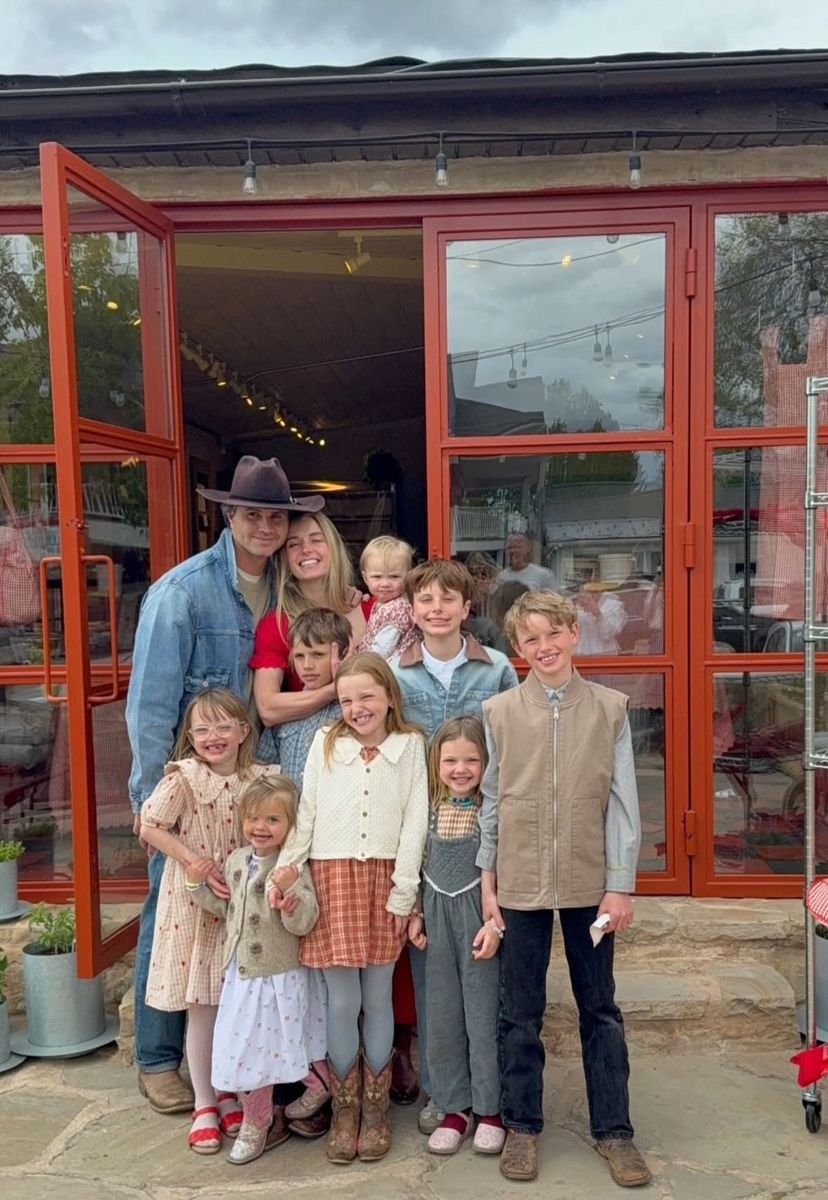 naturallyneve's tweet image. They really convinced us that porn, casual sex, and living in cities was better than this.