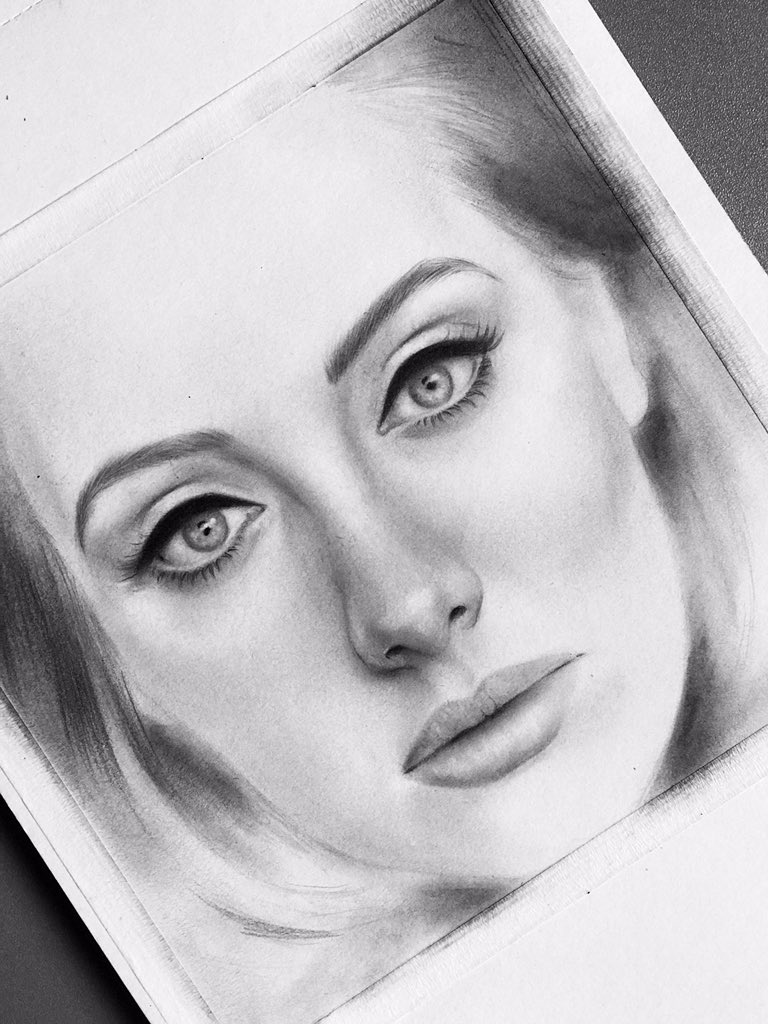 _candle_e's tweet photo. اديل جالسه تغني اغنية Hello can you hear me لاني سحبت عليها 😶 https://t.co/LIiYiWPvQo