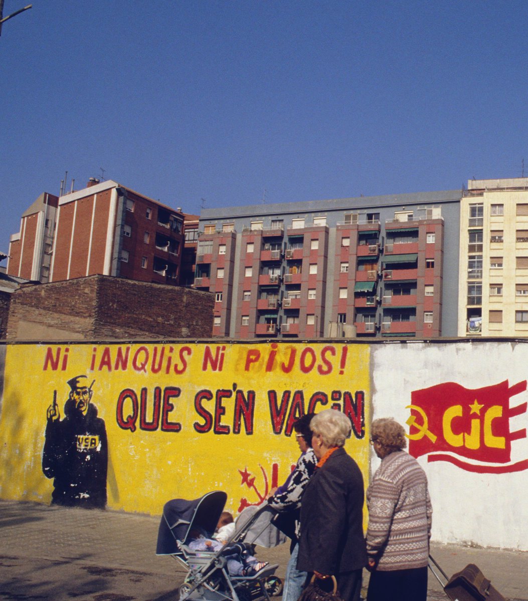 BoigBCN's tweet image. Àvies passejant, Barcelona 1991. 

📸 Hervé Donezan