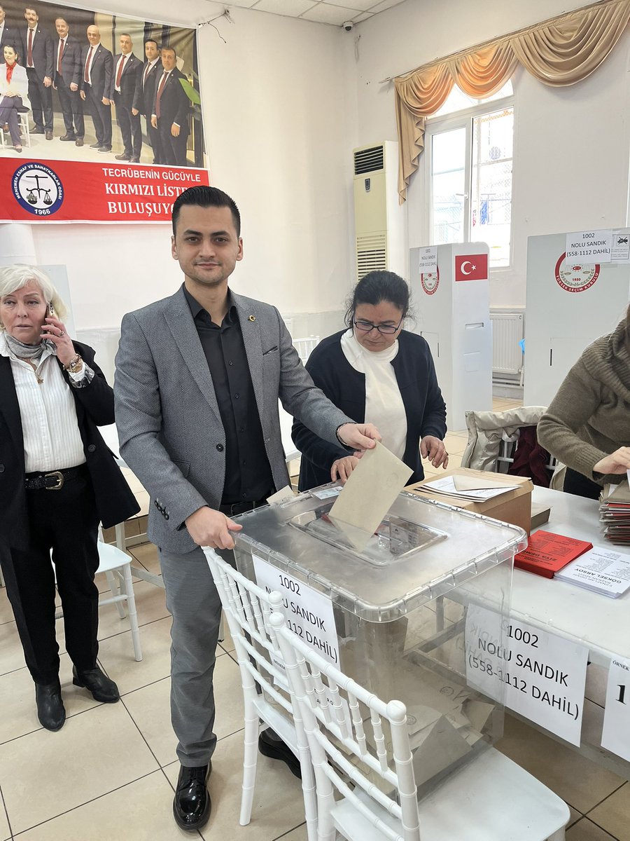 Menemen Esnaflar Odası seçiminde oy kullanarak demokratik sürece katkı sunduk.
Seçimin Menemen esnafımıza hayırlı olmasını temenni ediyor, kazanan yönetime başarılar diliyoruz.
Birlik, dayanışma ve ortak akılla esnafımız için güzel hizmetlere vesile olmasını diliyoruz.