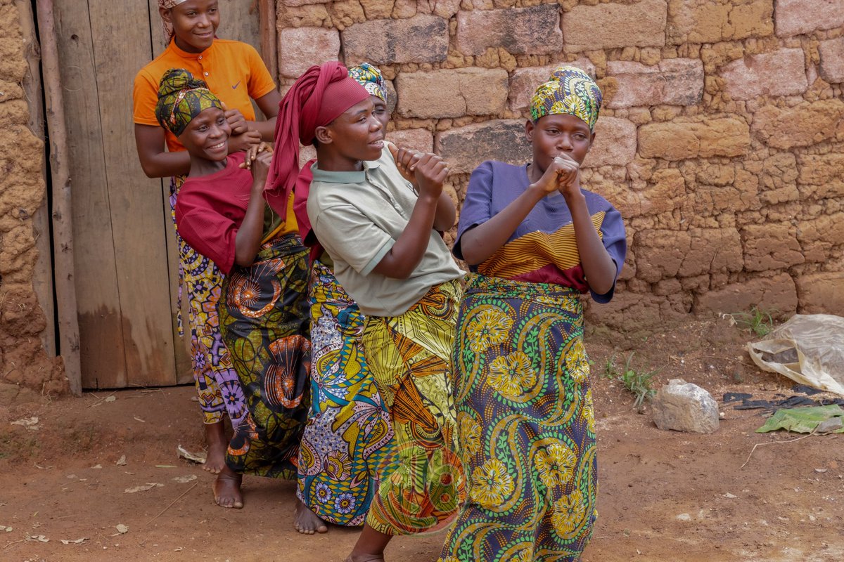 RTNBurundi's tweet image. #Kayanza : Les #Afrimamas, femmes danseuses rurales, veulent vivre de leur passion

« Nous ne savions pas que nous avions ces talents pour la danse. Nous l’avons appris petit à petit », confient les "#Afrimamas", un groupe de femmes danseuses de musique moderne à une équipe de