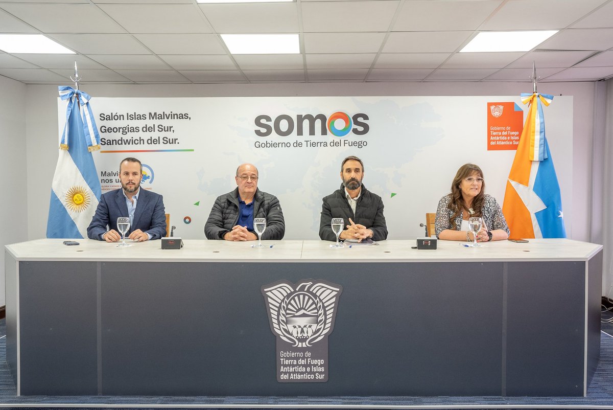 findelmundoar's tweet photo. ⚡️ Tierra del Fuego dio un paso histórico para su desarrollo energético.

La Provincia concretó la transferencia de los yacimientos hidrocarburíferos de YPF a la empresa estatal Terra Ignis, fortaleciendo el rol del Estado provincial en la gestión de sus propios recursos. https://t.co/jNBJlbXhhW