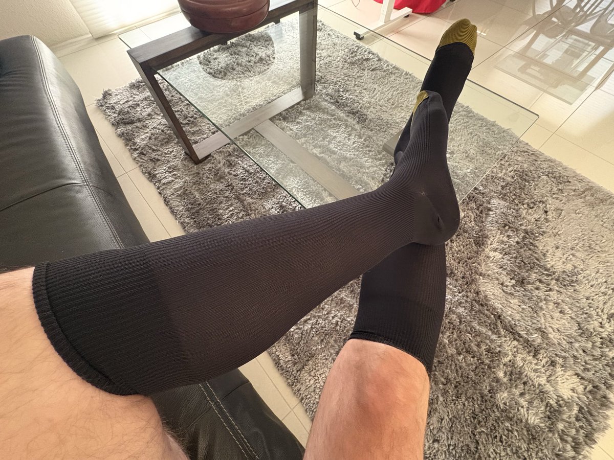 Mark71180103's tweet photo. Gold Toe Metropolitan.
Over-the-calf nylon.
Smooth, and cozy! 

#OverTheCalf #nylonsocks #goldtoe https://t.co/F6It149uMw
