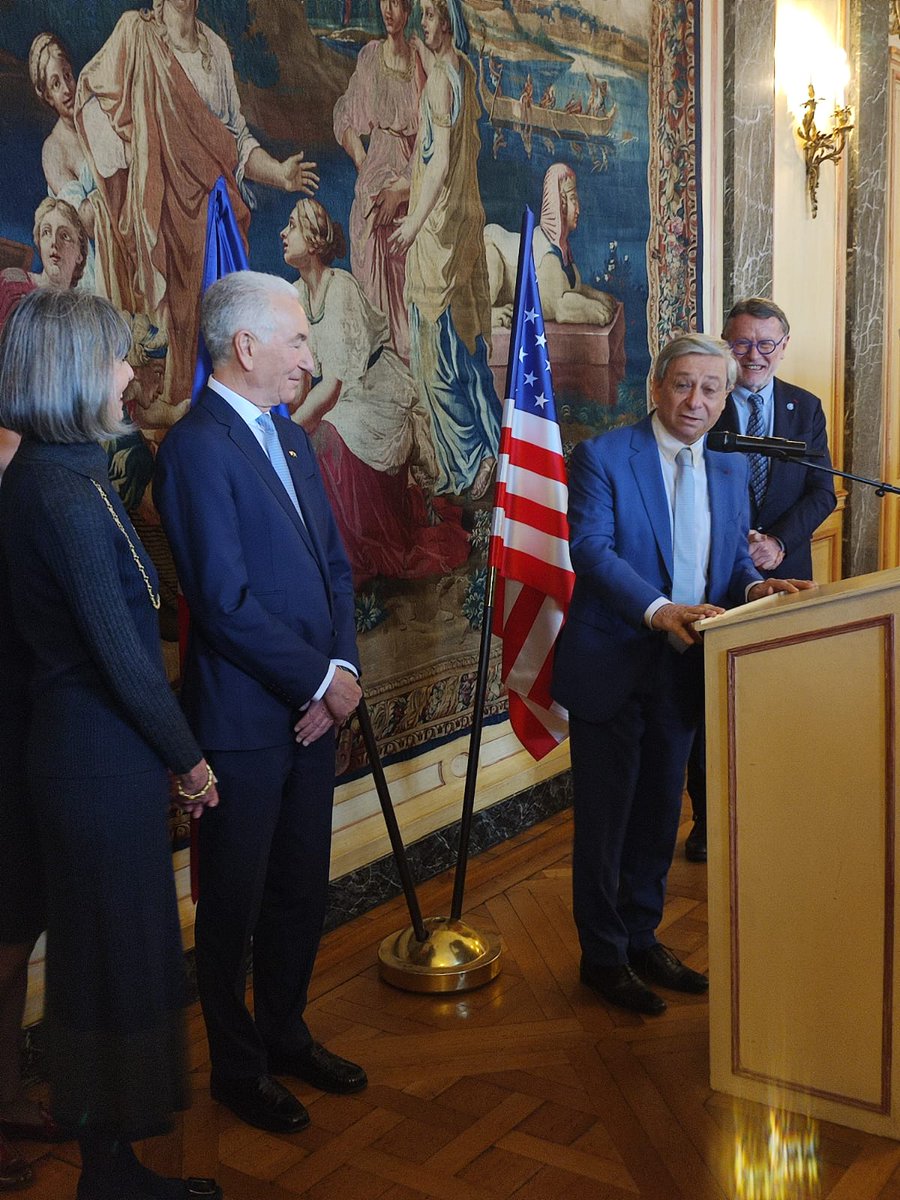 Le préfet de #NouvelleAquitaine Étienne GUYOT a rencontré ce jour l'ambassadeur des États-Unis d'Amérique en France, M. Charles KUSHNER <a href="/USAmbFrance/">Ambassador Charles Kushner</a> 🇺🇸, en déplacement en #Gironde. Il l'a salué dans un premier temps lors de sa visite ce matin à la Chambre de Commerce et