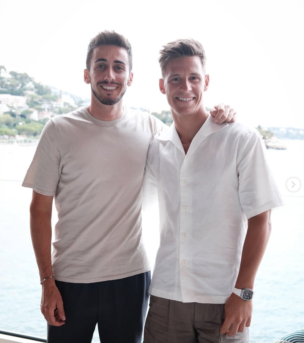 germax33's tweet image. Fabio Quartararo, junto a su amigo y mánager Thomas Maubant (Tom), han abierto una agencia de gestión deportiva. Además de Fabio, el primer piloto al que van a gestionar la carrera deportiva será el italiano Tony Arbolino, otro gran amigo del francés
#MotoGP