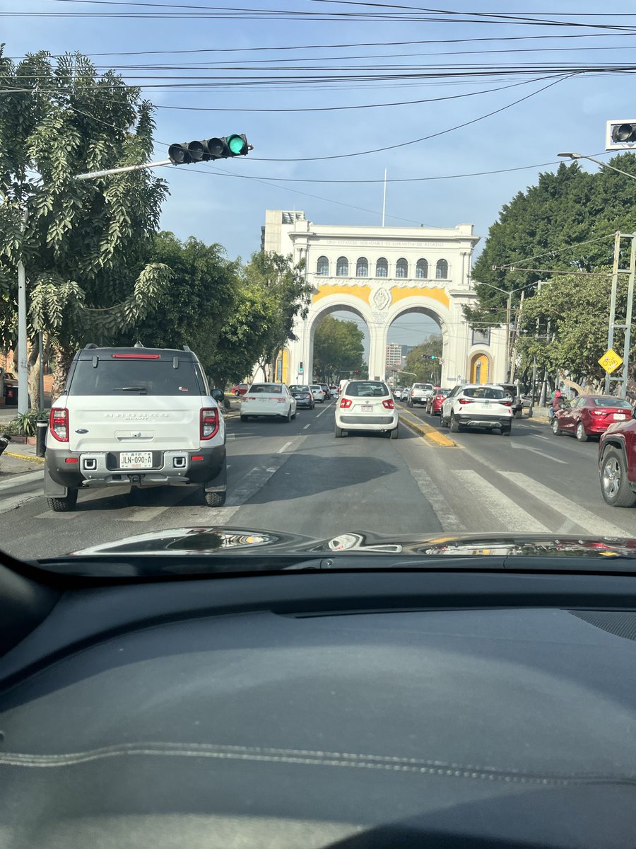 soydanimerlo's tweet photo. @AgenciaAMIM por favor cambien los semáforos que están sobre Vallarta desde Emilio Castelar hasta la Minerva. Se hace un atorón porque están súper mal sincronizados, cuando está el siga nade avanza porque Aurelio Aceves está en alto y cuando esta el alto hay un siga que NADIE usa https://t.co/0pzCBO2iDP