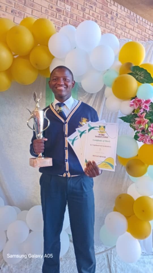 PulengMAP's tweet photo. #matric2025 so proud of my son 👨‍🎓, next stop ke UCT, o sebeditse boy boy https://t.co/MQ2kmoihrx