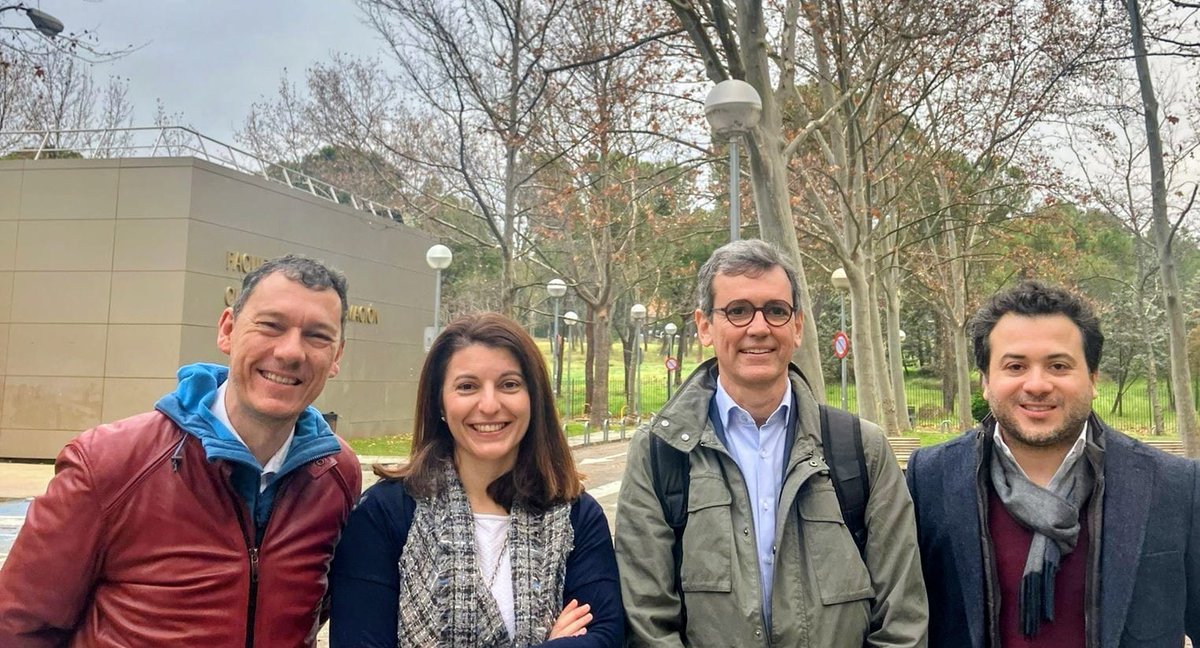 Trayectorias que se entrecruzan y mil inquietudes y proyectos compartidos. Hoy hemos coincidido en medio de nuestros caminos <a href="/jars_roman/">José A. Ruiz San Román</a>, <a href="/porto_pedrosa/">Leticia Porto Pedrosa</a> y <a href="/AlbertoZuarth/">Alberto Zuarth</a>. Un breve encuentro informal para seguir construyendo y reforzando <a href="/AISOC_/">AISOC</a>