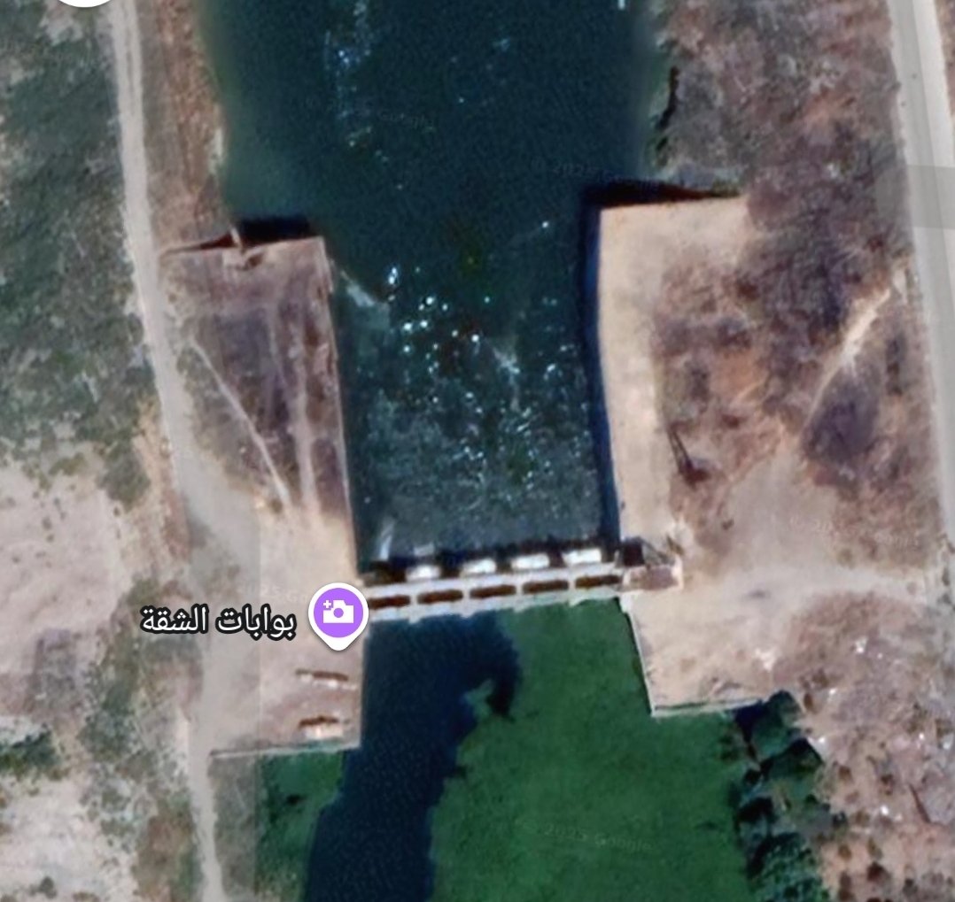 هذه الجسور كانت تفصل بين الساحل السوري وقرى #سهل_الغاب بريف #حماة، دمرها النظام الهارب خوفا من وصول جحافل الثوار الى مناطق سيطرته في قرى الغاب الغربي والساحل ، ولكن هيهات يا ابو الزلف 😂😂 
وقت يصير الجد نجيكم سباحة 🏊‍♀️ 🏊‍♀️ 🏊‍♀️ 🏊‍♀️ او نجعل من اجسادنا جسور 😂
#ديرحافر