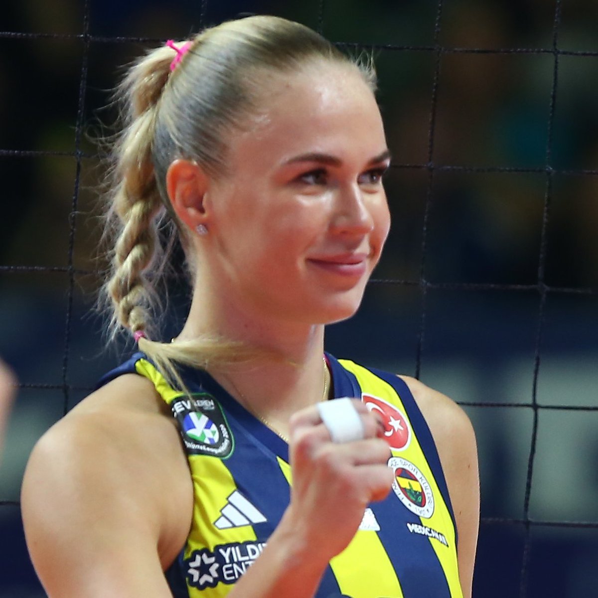 Temmzvolley's tweet photo. Etkili servisleri hatırlatıldığında 🇷🇺Arina Fedorovtseva.

“Tamamen 🇹🇷Hande Baladın sayesinde. Ona sorun, belki o anlatır. Bana ekstra bir ruh veriyor diyelim.” https://t.co/7L8qBvWLzk