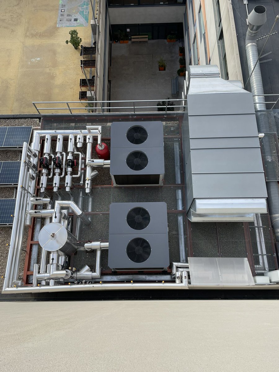 El <a href="/consorciedubcn/">Consorci d'Educació</a> fa nous projectes de  climatització per a les escoles públiques, però creant nous focus de contaminació sonora pels veïns amb compressors industrals a tocar de les mitgeres i sense aplicar mesures correctores afectant greument a la salut de les persones.