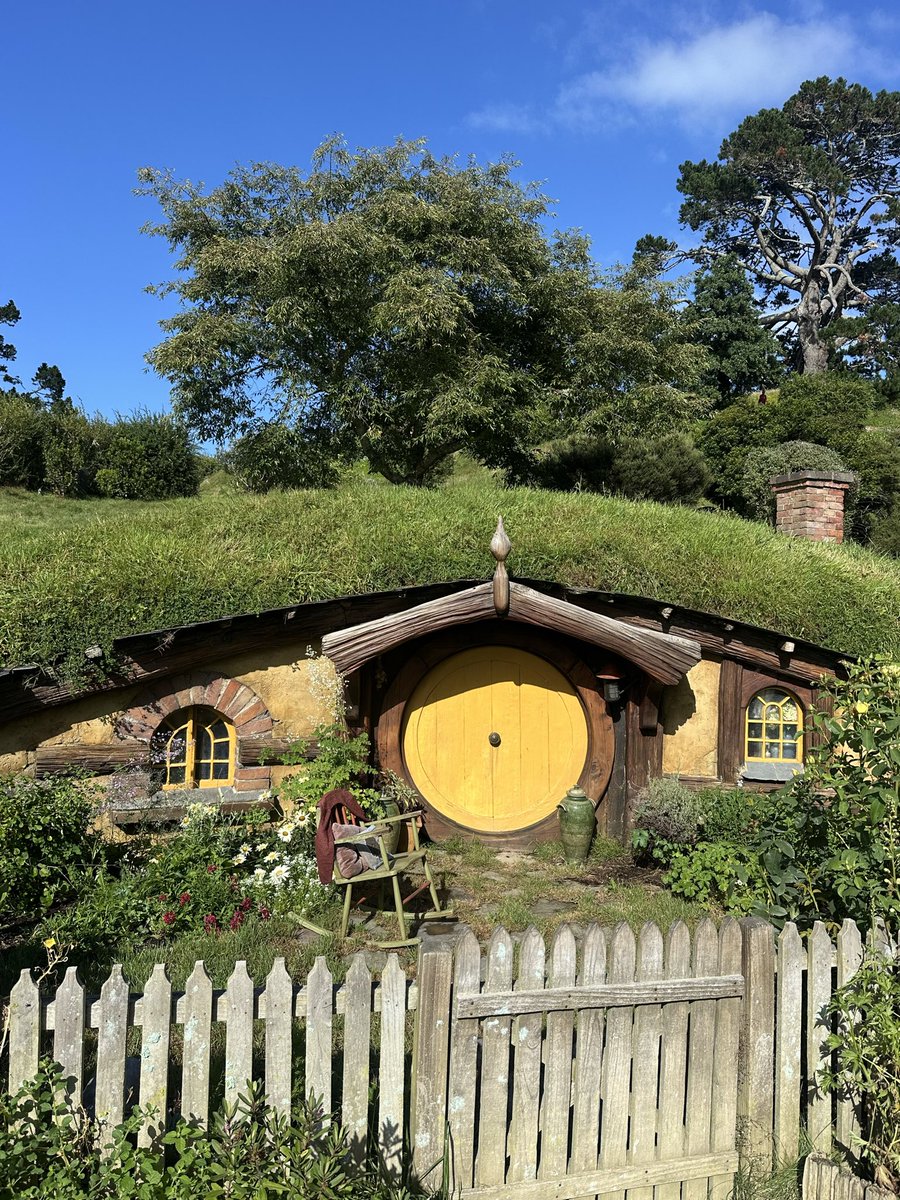 UM from Hobbiton New Zealand ☕️
(Useless Morning)

Still here.
Still bullish.
Still $USELESS.

The road to multi-billions is nigh.

All coins are USELESS but only one coin admits it.