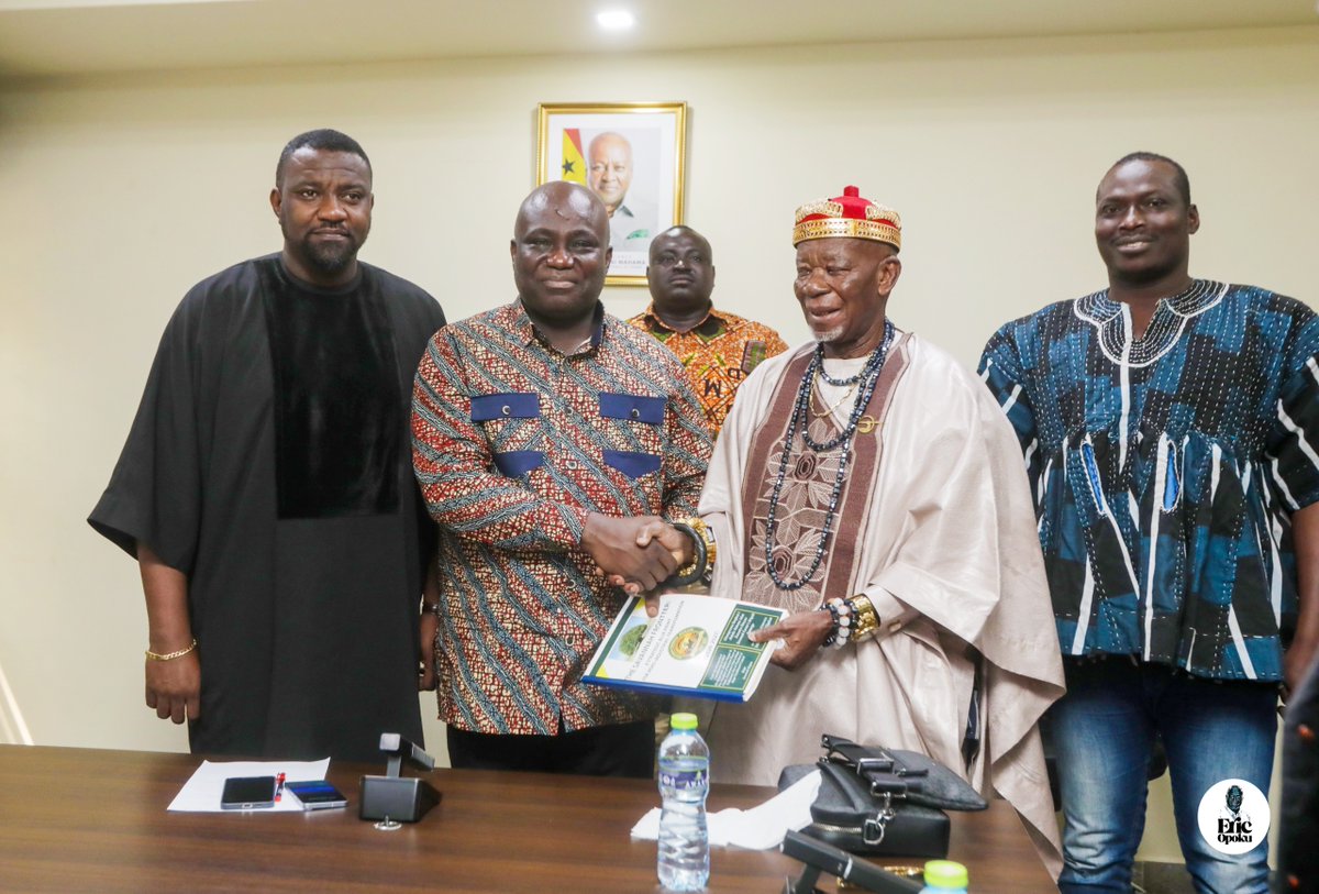 mofagovgh's tweet photo. The Buipewura Abdulai Jinapor II, the Overload of the Buipe Traditional Area, has paid a courtesy call on the Minister for Food and Agriculture, Hon. @EricOpokuMP at the Ministry’s Conference room in Accra.

Read more: https://t.co/2RCskJNzTl

#MofaGhana https://t.co/NthV3xWRhU
