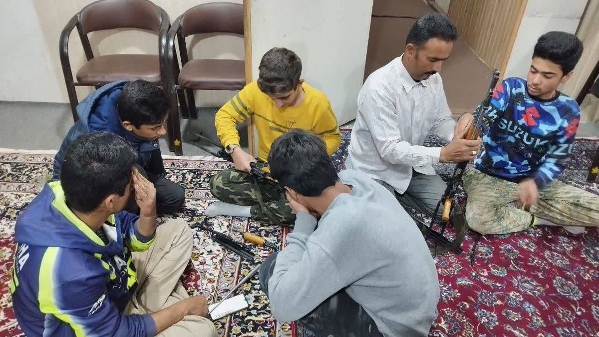 RakMakkabi's tweet image. Mangels Personal rekrutiert die iranische Revolutionsgarde Kinder und schult sie im Einsatz von AK-47-Sturmgewehren gegen die iranische Bevölkerung.
#IRGCterrorists 
#Regime
#IranianRevolution2026 
#FreeIran