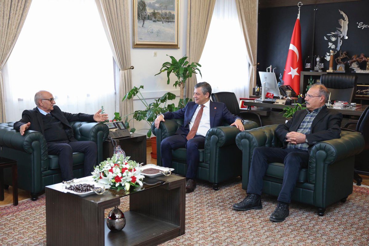 TBMM’de emeklilerimizi ve Emekli Örgütlerimizi, bugün Genel Başkanımız Sayın Özgür Özel ile bir araya getirdik.

Yıllarca alın teriyle ülkemize katma değer üreten emeklilerimiz, AKP iktidarında yoksulluğun ve açlığın dibine sürükleniyor.

CHP olarak emeklilerimize bir sözümüz ve