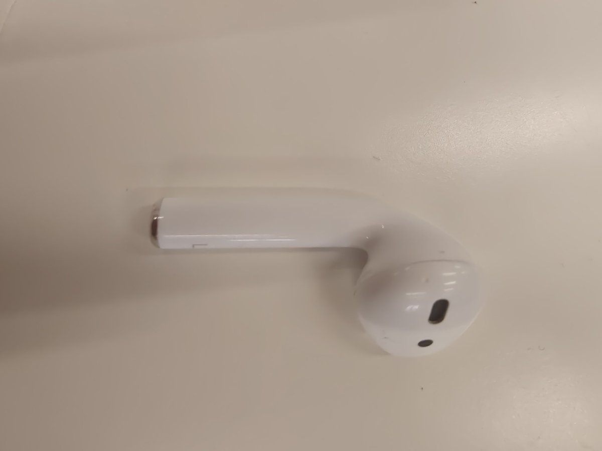 Encontrado sobre las 7:55-7:58 de hoy este Airpod izquierdo en el suelo del vagón del metro entre las paradas Jaume I y Barceloneta de la L4 del Metro de Barcelona.

Si a la persona que lo ha perdido le llega este tweet, que me escriba por privado o bien que responda a este tweet