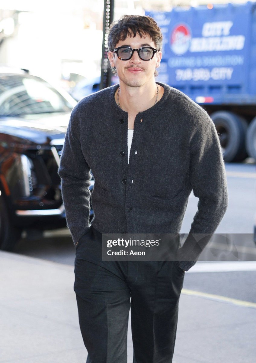 tomblvth's tweet image. my knees are weak