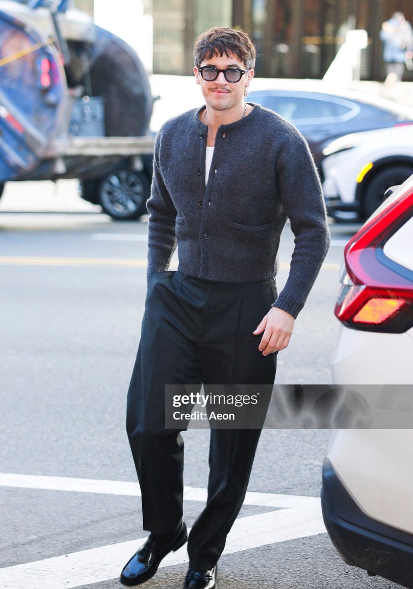 tomblvth's tweet image. my knees are weak