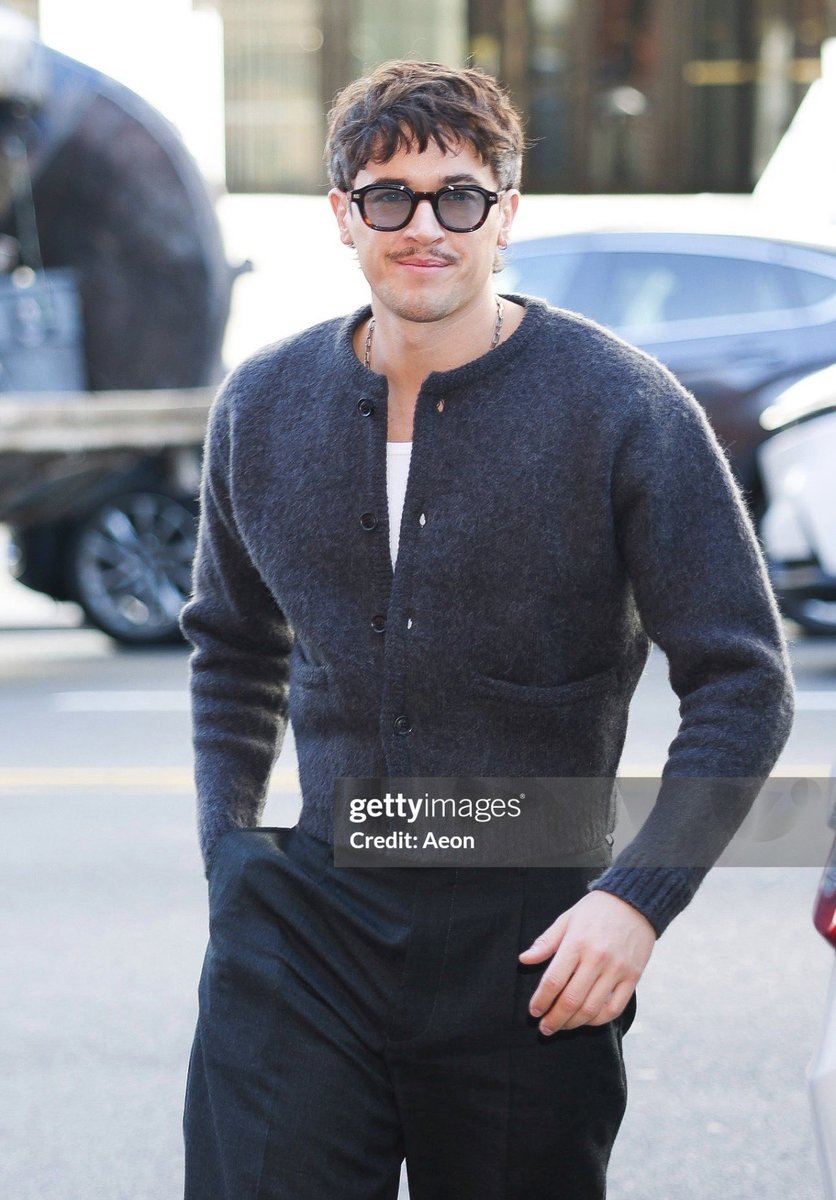 tomblvth's tweet image. my knees are weak