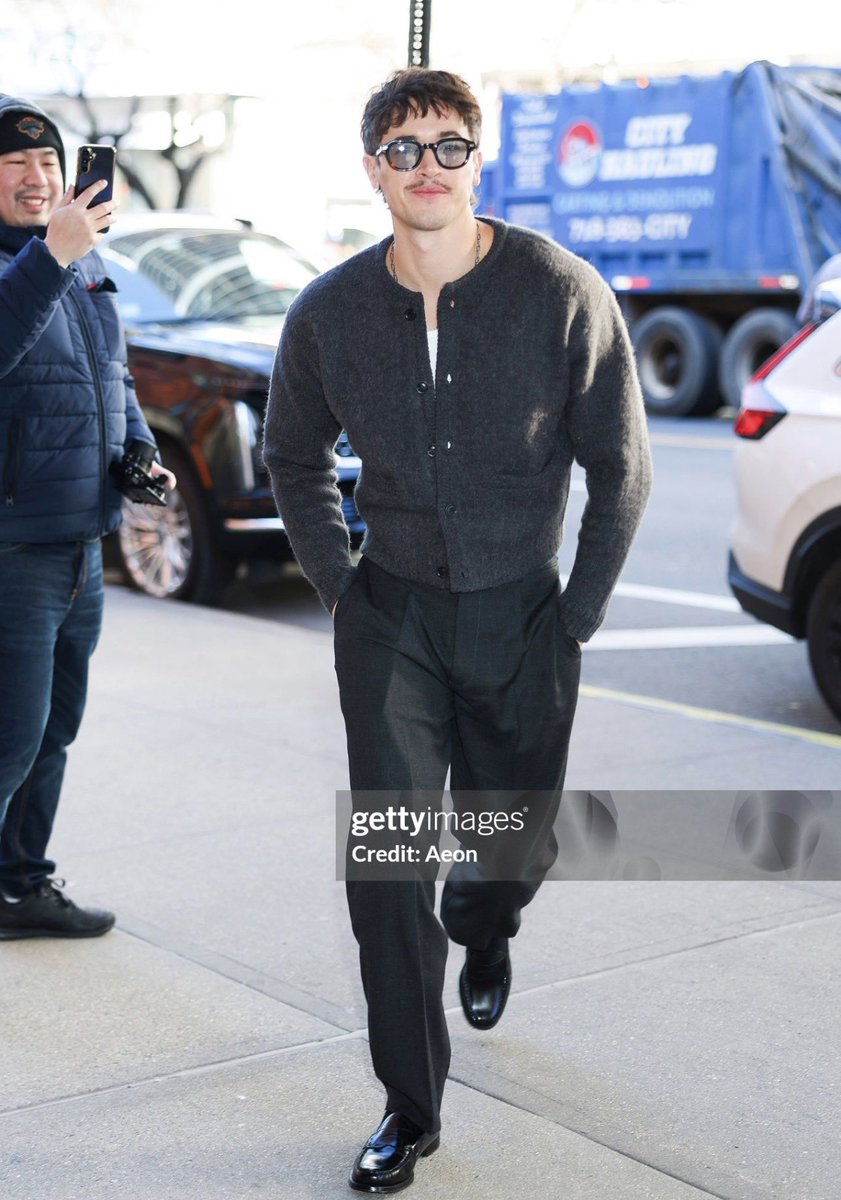 tomblvth's tweet image. my knees are weak