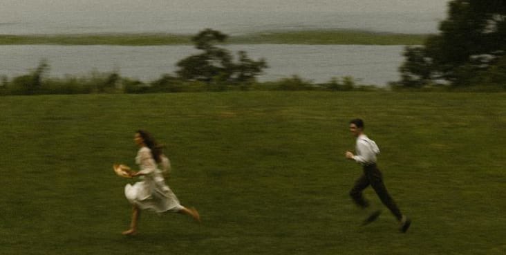 Sen şimdi sevincimin akranısın 

• İsmet Özel