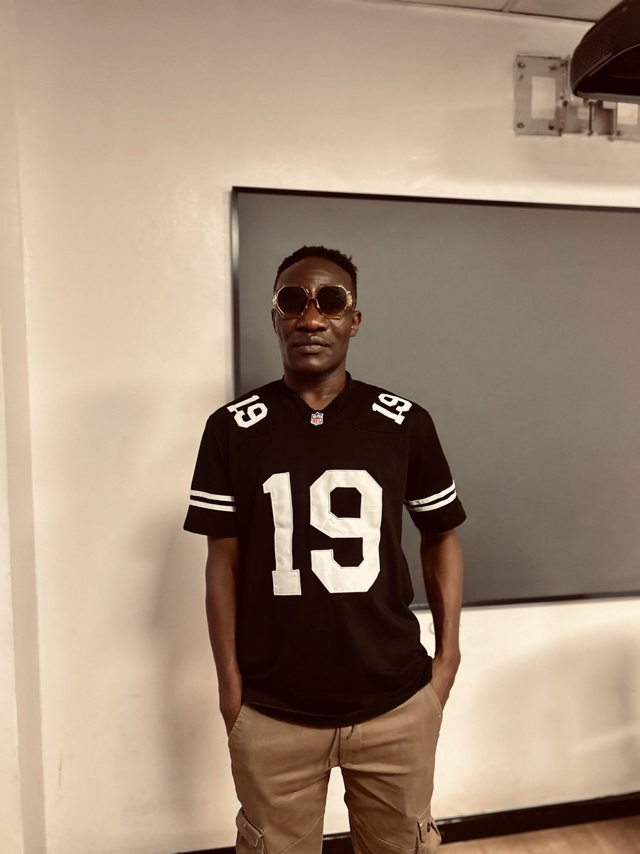 HomeboyzRadio's tweet photo. Hurry up and come cause ni masaa ya kuzishikisha hapa ni masaa ya Reggae na Omusanii @Demakufu ๐ฅ๐ฅ๐ฎโ๐จ
#MtaaniHBR #ReggaeTuesdays https://t.co/D3teZ6o4W7