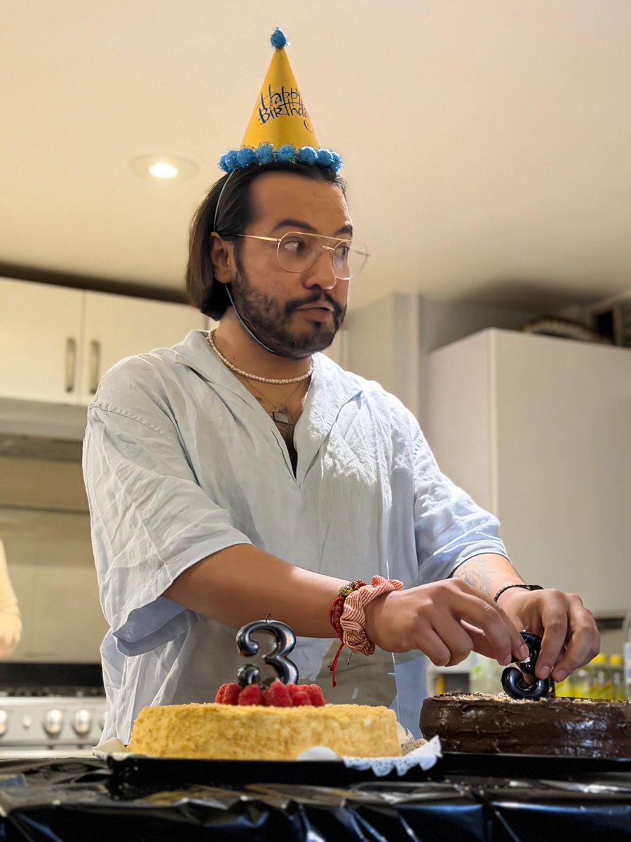 Ayer cumplimos 33 años y he aquí lo ambivalente que me siento al respecto. Eso sí, siempre bendecidx. 🫰🏽✨