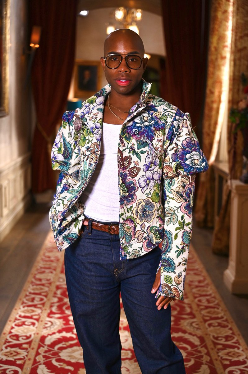 monetxchange's tweet image. Serving fashions and shenanigans in the castle 🔪