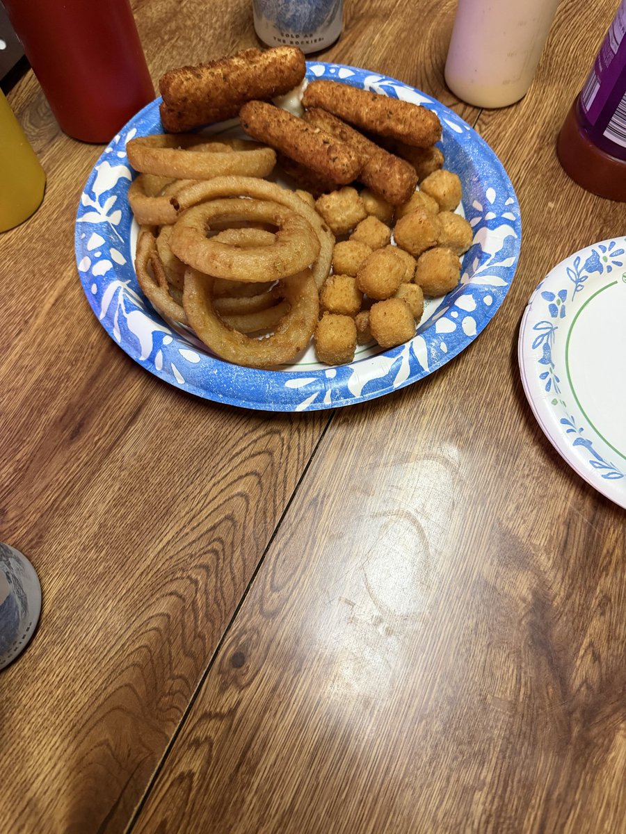 nickysmokess's tweet image. Now this is a dive bar.