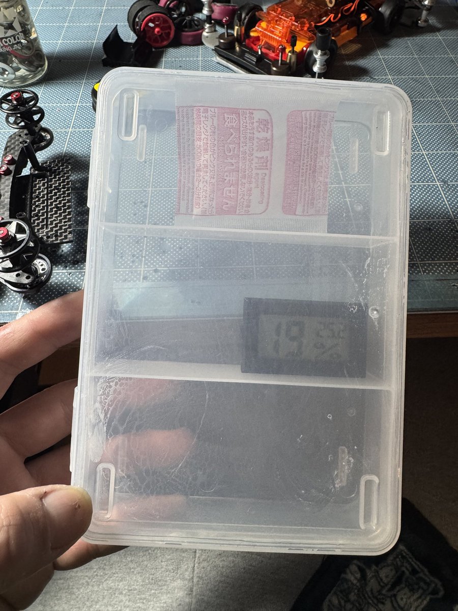 namoni0419's tweet image. 題目：密閉性の維持
対象：shikirihalf3
実験：
昨年末、対象に除湿剤、湿度計をいれ計測
19%
1月5日再度計測（約2週間以上）
30%
普段の動きを再現のため
期間中に幾度も開閉を行う。閉め忘れ有

結果：これもう成功
@gattsufactoryさん作製の
モーターストックをいれた！！
shikiri生活が、順調☆