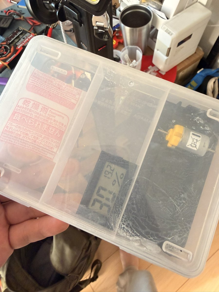 namoni0419's tweet image. 題目：密閉性の維持
対象：shikirihalf3
実験：
昨年末、対象に除湿剤、湿度計をいれ計測
19%
1月5日再度計測（約2週間以上）
30%
普段の動きを再現のため
期間中に幾度も開閉を行う。閉め忘れ有

結果：これもう成功
@gattsufactoryさん作製の
モーターストックをいれた！！
shikiri生活が、順調☆