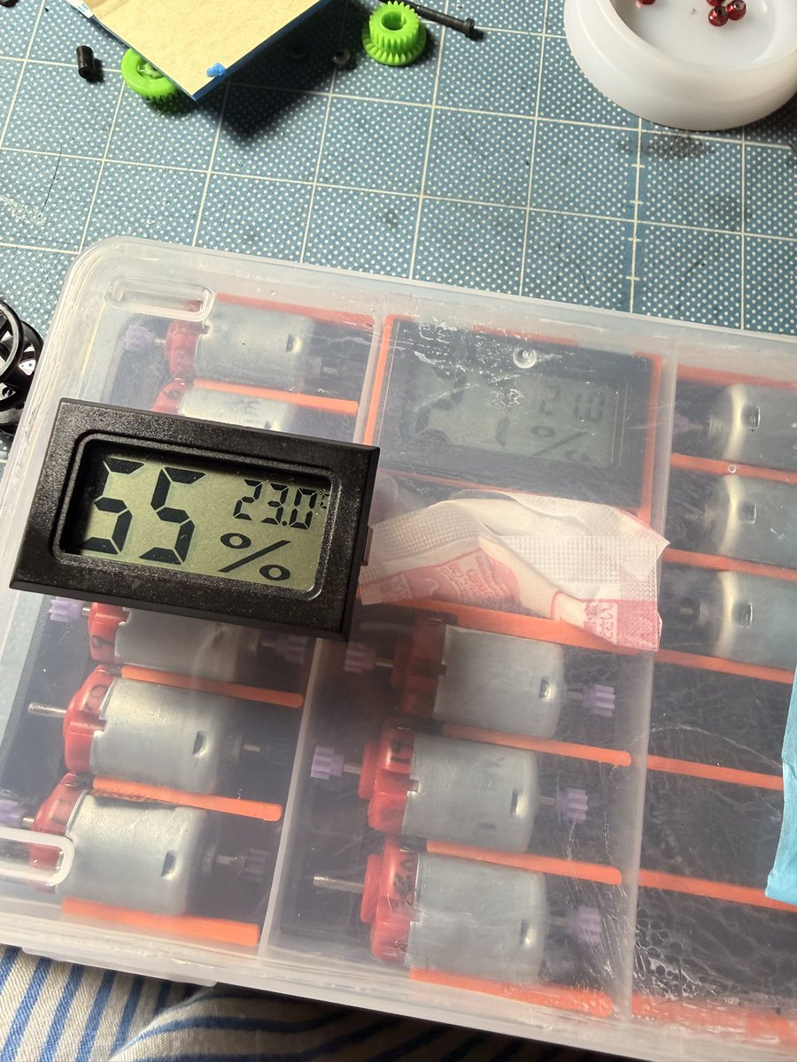 namoni0419's tweet image. 題目：密閉性の維持
対象：shikirihalf3
実験：
昨年末、対象に除湿剤、湿度計をいれ計測
19%
1月5日再度計測（約2週間以上）
30%
普段の動きを再現のため
期間中に幾度も開閉を行う。閉め忘れ有

結果：これもう成功
@gattsufactoryさん作製の
モーターストックをいれた！！
shikiri生活が、順調☆