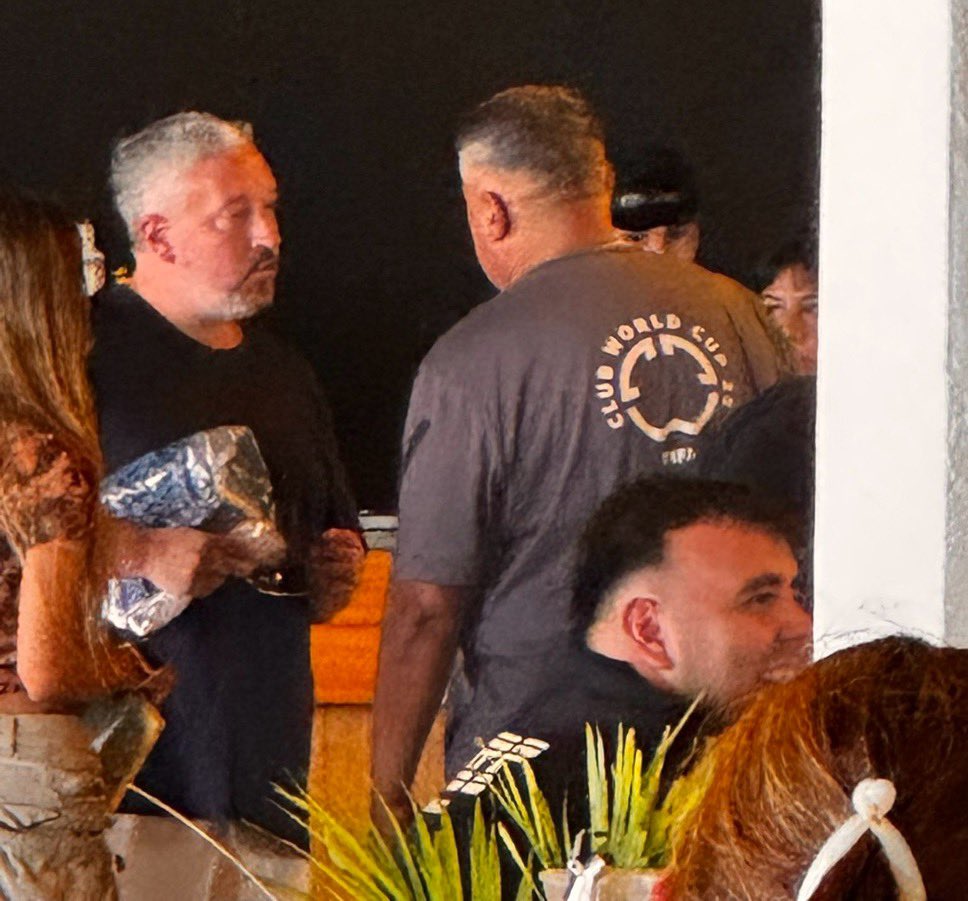 madurelme's tweet image. Obvio Pablo que no tiene nada de malo estar hablando con el chiqui en un bar, seguro estaban hablando de fútbol