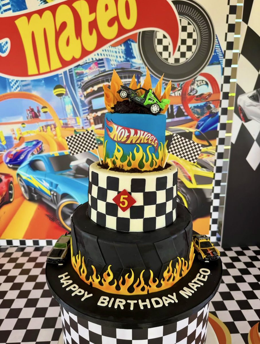Start your engines! 🏁🔥 Mateo’s birthday cake is racing into celebration mode! 🚗💨 Built for big smiles, fast fun, and a birthday full of excitement. Happy Birthday, Mateo! 🎉🎂🎈

📸 @events_vip_miami 

#EddasCakes #HotWheelsCake