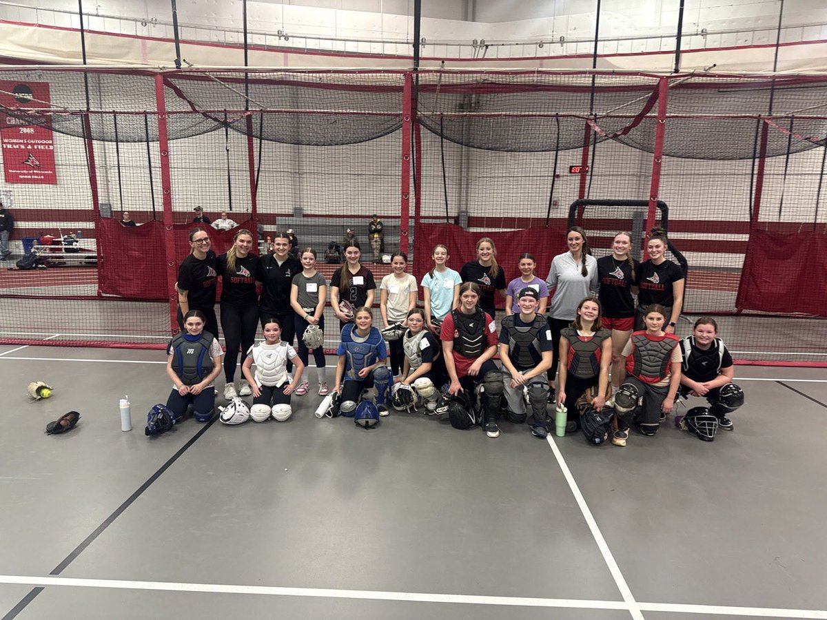 UWRFSOFTBALL's tweet photo. Camp days = the best days 🥎
Thank you to all our pitchers &amp; catchers who came out this past Sunday! It was an awesome day to get better! ❤️🖤

#rollfalcons #fft https://t.co/g2v0abpXyB