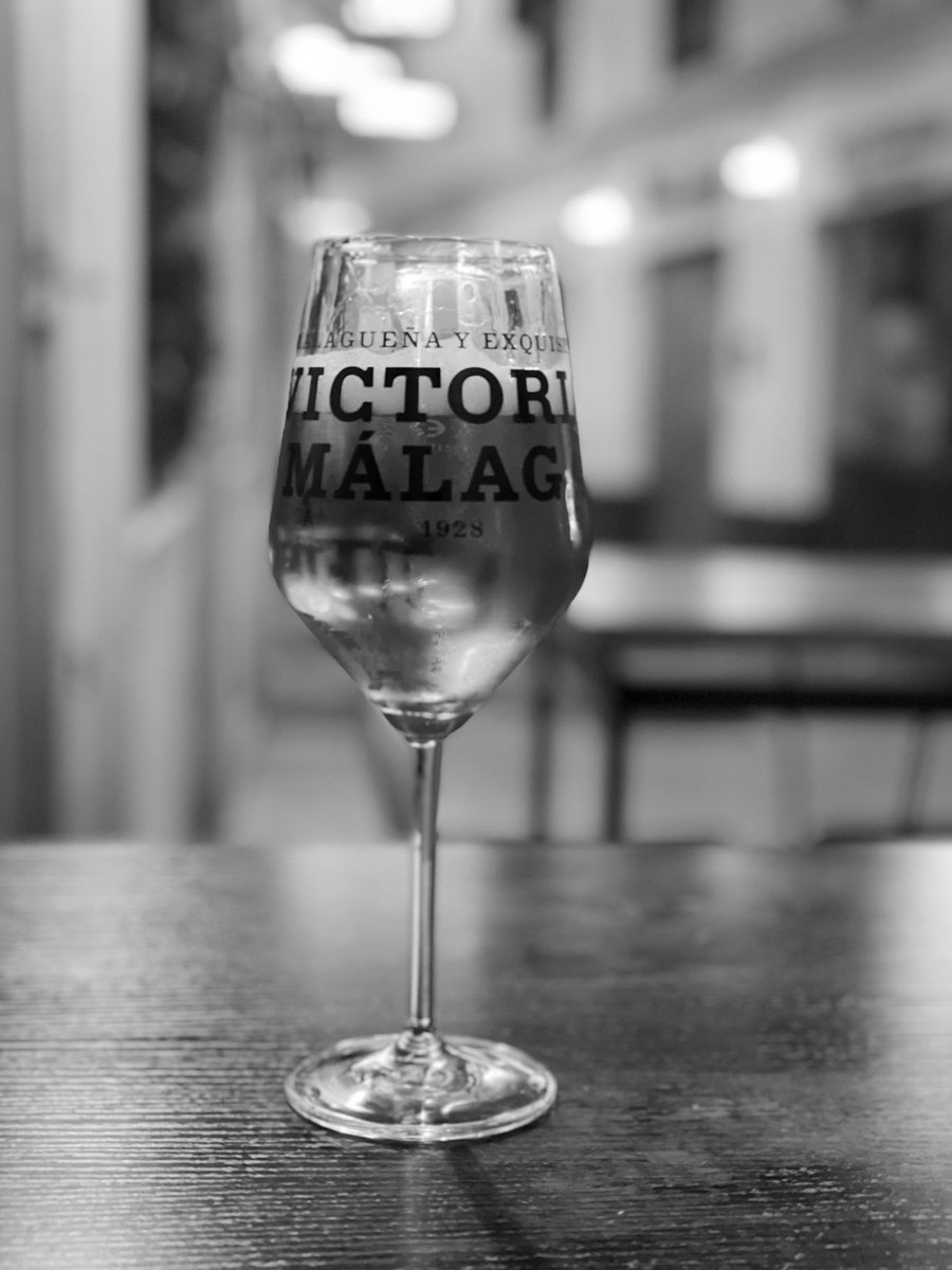 mansango's tweet image. La buena decisión: tomarse una cerveza en un vinoteca.
La mejor decisión: hospedarse en el Hotel Covid!!!!