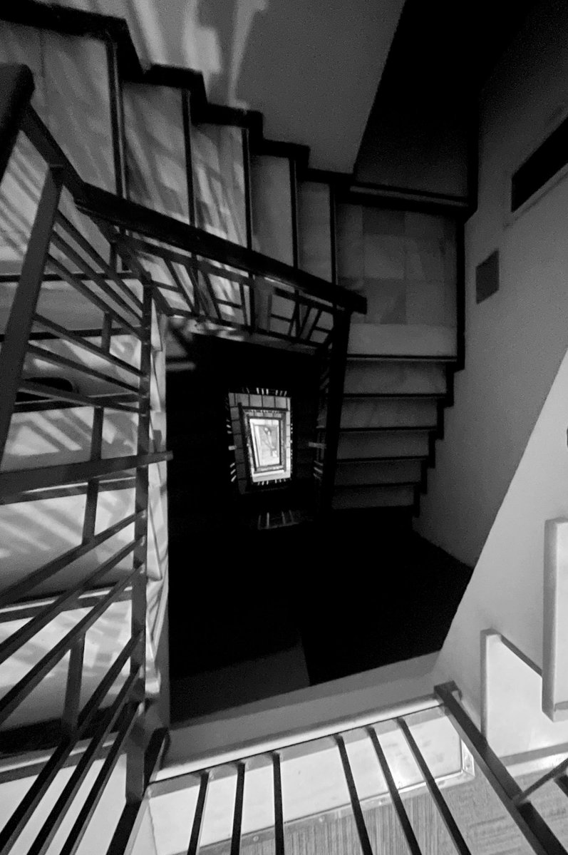 mansango's tweet image. La buena decisión: tomarse una cerveza en un vinoteca.
La mejor decisión: hospedarse en el Hotel Covid!!!!