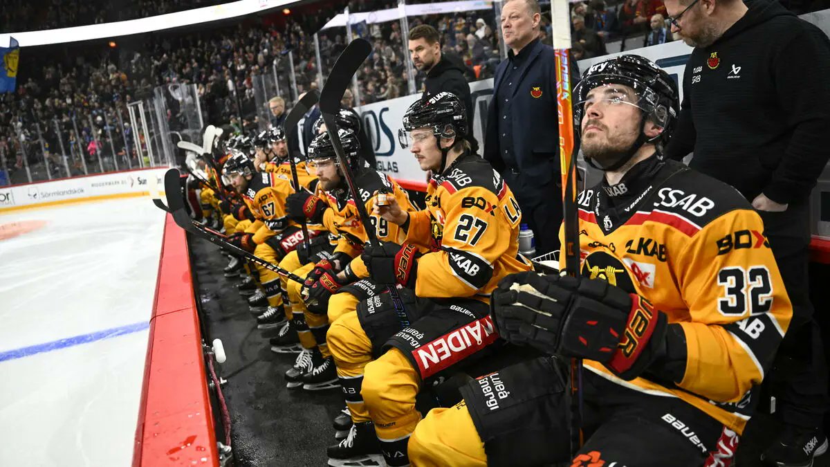 Švédská Lulea hraje v Zugu semifinále CHL bez svých hokejek! 🇸🇪❌

Hokejky švédského týmu jsou stále na letišti v Dánsku. Na předzápasový trénink půjčil hokejky hostujícím hráčům Zug.

Hokejky však nedorazily ani na zápas a Lulea byla nucena koupit si ve Švýcarsku nové hokejky