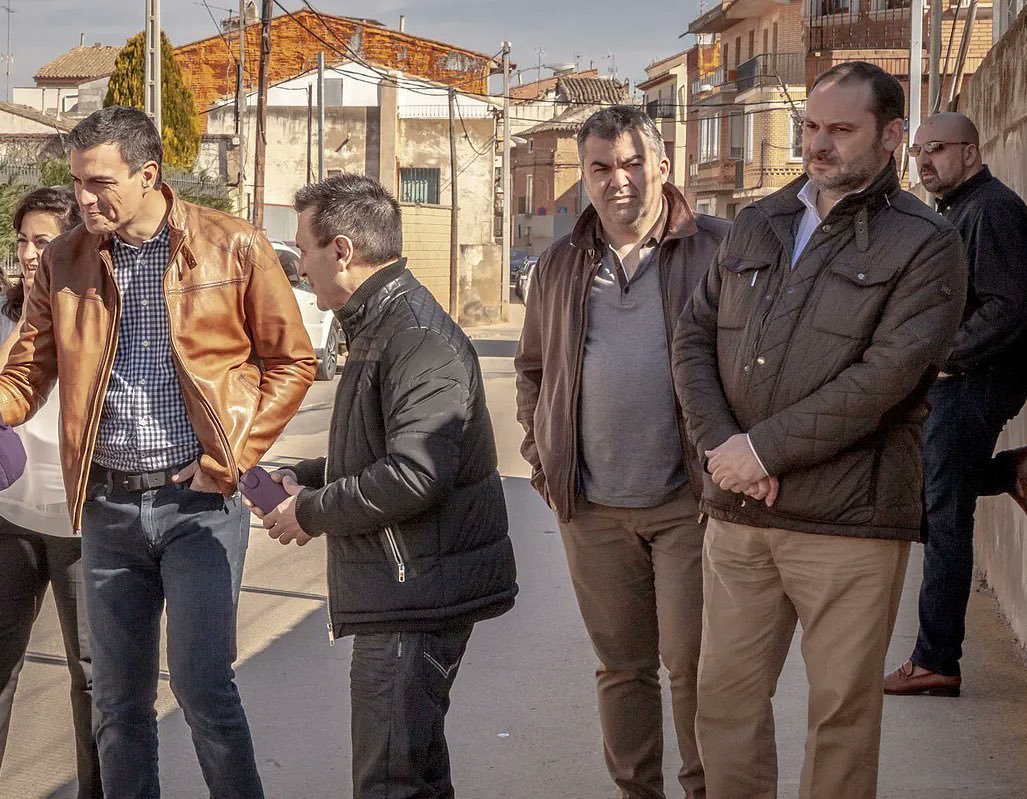 Pechaadereir's tweet image. Pedro rodeado de desconocidos