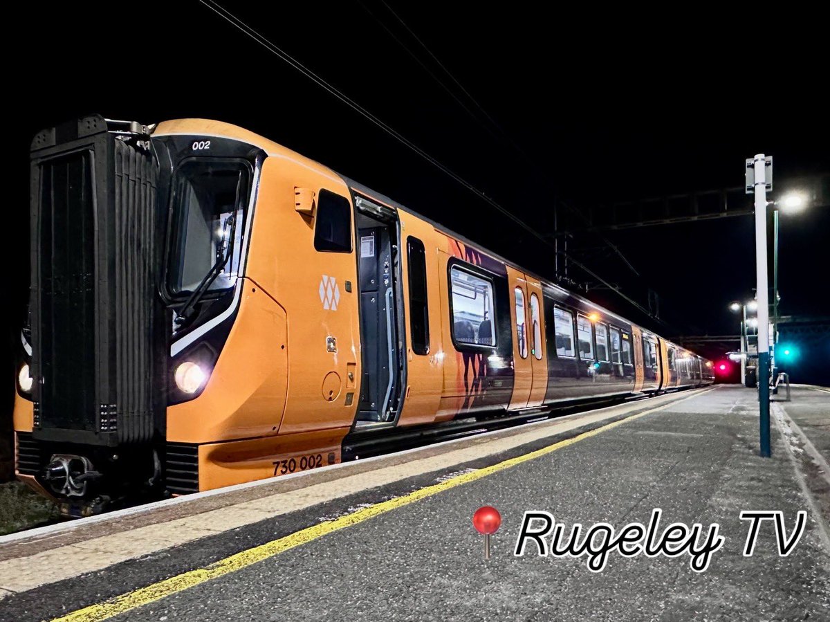 shellienic's tweet image. 1/ Saturday’s shift was a nice mix of route &amp;amp; traction. Beginning with a round trip Redditch/Four Oaks followed by a break. I then headed over for a drive on the Chase line to Rugeley. It’s quite picturesque driving in the snow. That was all #Class730 work…
#DayInTheLife