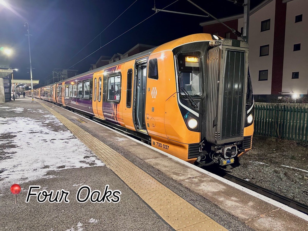 shellienic's tweet image. 1/ Saturday’s shift was a nice mix of route &amp;amp; traction. Beginning with a round trip Redditch/Four Oaks followed by a break. I then headed over for a drive on the Chase line to Rugeley. It’s quite picturesque driving in the snow. That was all #Class730 work…
#DayInTheLife
