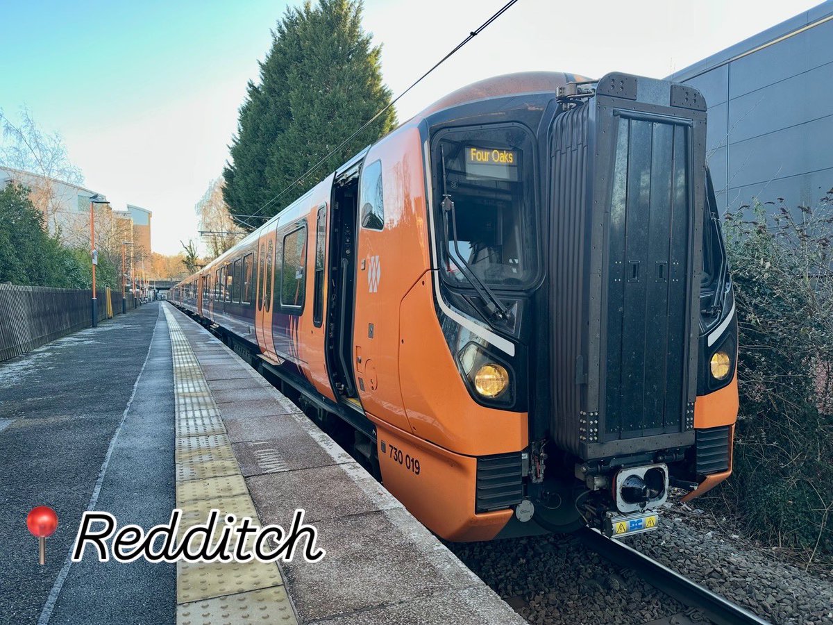 shellienic's tweet image. 1/ Saturday’s shift was a nice mix of route &amp;amp; traction. Beginning with a round trip Redditch/Four Oaks followed by a break. I then headed over for a drive on the Chase line to Rugeley. It’s quite picturesque driving in the snow. That was all #Class730 work…
#DayInTheLife