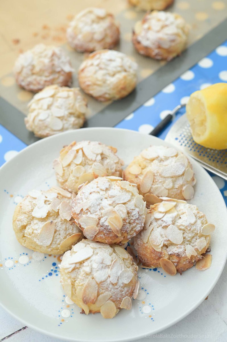Die wil je proeven: Italiaanse zachte ricotta cakes met amandel en citroen. Zonder toegevoegd vet en met minder suiker. Je maakt de zachte kussentje met het recept carolabaktzoethoudertjes.nl/post/zachte-ri…