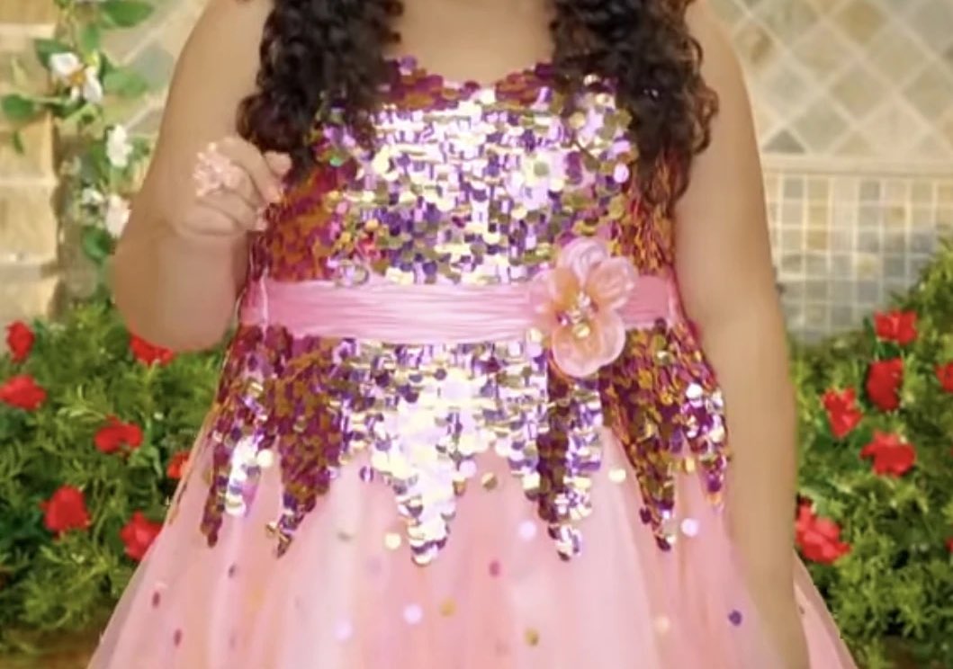 dress so ICONIC you can recognise her without even looking at her…